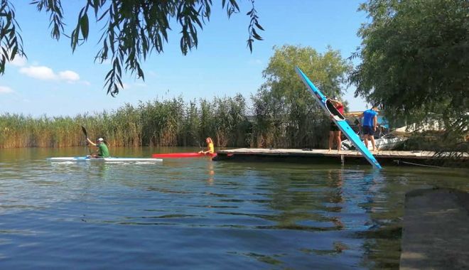 Practicanții de kaiac-canoe de la CS Farul se pregătesc în condiții normale - aftenie-1594651840.jpg