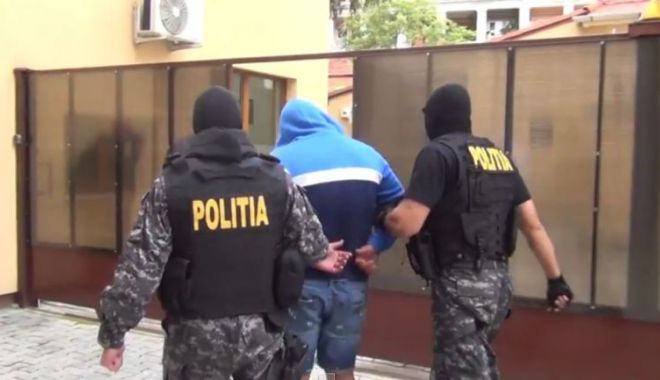 A furat mai multe cauciucuri de la primărie și le-a dat foc - afuratmaimultecauciucuri-1598368310.jpg