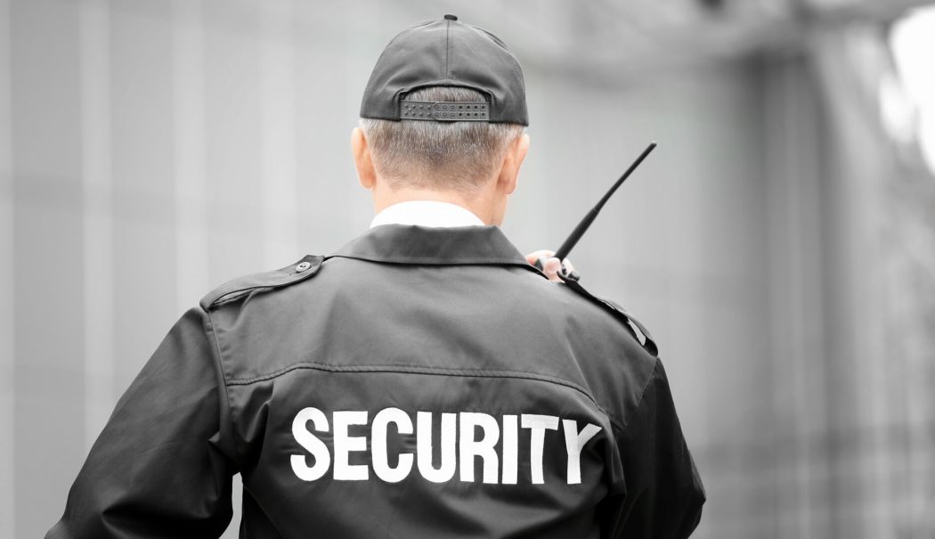 Un agent de pază al unui club a fost bătut cu bâtele, în plină stradă. Zece persoane sunt cercetate - agent-de-paza-1750940871.jpg