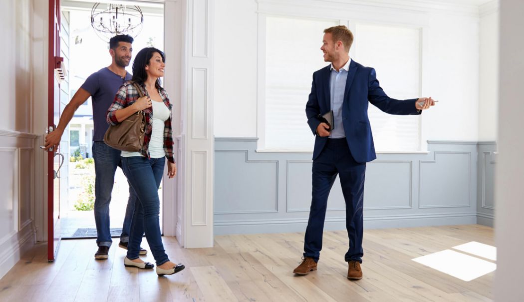 Un agent imobiliar a păcălit zeci de români și le-a furat banii. Iată cum acționa - agent-imobiliar-1742570659.jpg