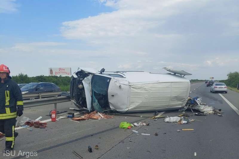 Autoutilitară răsturnată pe autostradă! Circulaţie îngreunată pe sensul spre Bucureşti