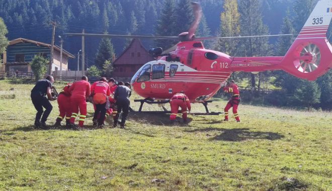 Bărbat rănit grav de o bucată de stâncă, evacuat inconștient de salvamontiști