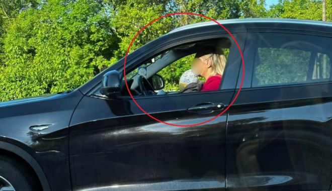 O femeie a fost surprinsă în timp ce conducea cu un copil în brațe, pe DN1