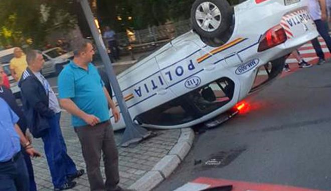 GALERIE FOTO / Accident spectaculos. Mașină de poliție răsturnată chiar în fața sediului - agfzad0zyty1nte0yzu5zjm5mdjknjgx-1531286488.jpg