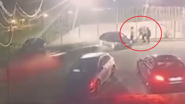 Şofer filmat cum intră cu maşina într-un grup de tineri. După impact, autoturismul a luat foc - aghhmglcgtj3l-1749895873.jpg