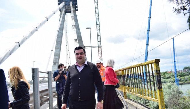 Podul Agigea, șase ani de lucrări și garanție cât un telefon. Câtă incompetență zace în instituțiile statului? - agigeaministrulrazvancuc1-1495813355.jpg