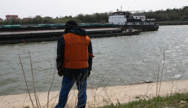 VEȘTI BUNE / Gabara care preia traficul greu de pe podul Agigea ajunge la Constanța - agigeapodcanalbarja83-1383663177.jpg