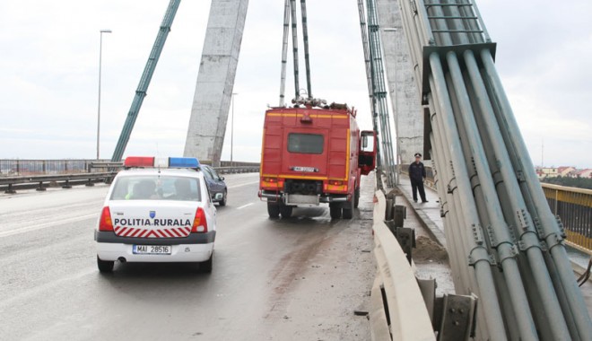 Cât de greu este pentru CNADNR să răspundă la întrebările operatorilor portuari? - agigeasuicidpepodpolitiapompieri-1343232651.jpg