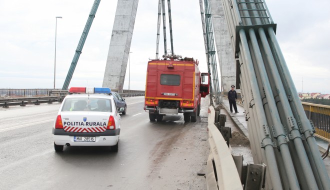 Trafic restricționat pe Podul Agigea - agigeasuicidpepodpolitiapompieri-1358334324.jpg