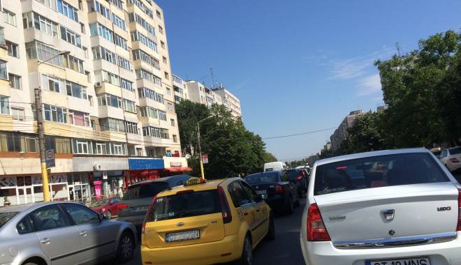 Imagini de coșmar! Trafic paralizat în Constanța, în zona Casa de Cultură. Coadă de mașini de 2 kilometri! - aglomeratie-1436173993.jpg