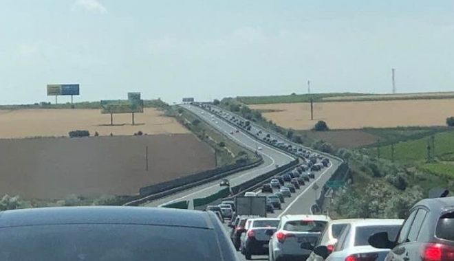 Aglomeraţie mare pe Autostrada Soarelui către Bucureşti. Cozile se întind pe 10 kilometri - aglomeratie-1600619161.jpg
