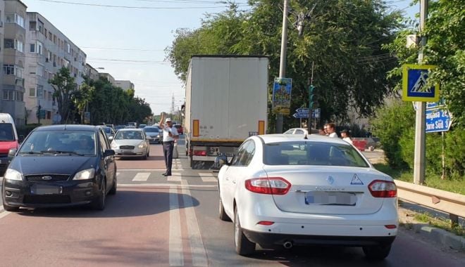 Aglomeraţie pe litoral. Poliţiştii recomandă rute ocolitoare - aglomeratie-1627052046.jpg
