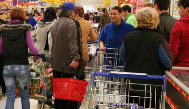 Hipermarket-urile constănțene, sufocate de clienți - aglomeratiecumparaturi-1355943032.jpg