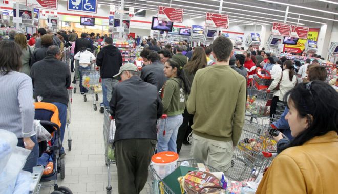 Peste jumătate dintre români spun că au făcut cheltuieli mai mari în perioada sărbătorilor - aglomeratiesupermarket-1703677890.jpg