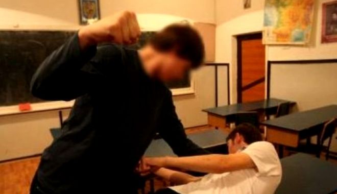 Bătaie ÎN LICEU, pe fondul GELOZIEI! Agresorul și-a chemat în ajutor 30 de bătăuși - agresiune1-1544513699.jpg