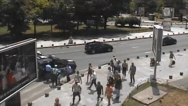 Femeie bătută pe stradă de un bărbat supărat că a piedut la păcănele - agresor81147600-1562671928.jpg