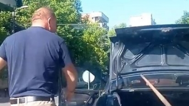 VIOLENȚĂ FĂRĂ MARGINI ÎN TRAFIC. Un bărbat a atacat o șoferiță cu o bâtă de baseball. VIDEO - agresor98150700-1494824744.jpg