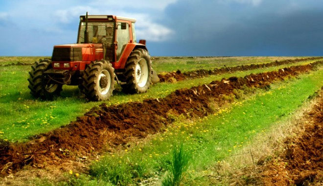 APIA: Agricultorii pot cere subvenționarea accizei la motorina folosită în trimestrul trei - agricultura-1317730999.jpg