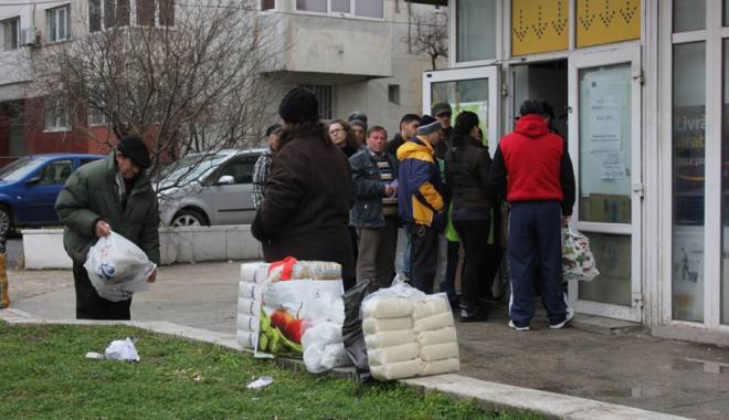 A început distribuția tichetelor  pentru pachetele alimentare  de la Uniunea Europeană - ainceputdistributia-1414598568.jpg