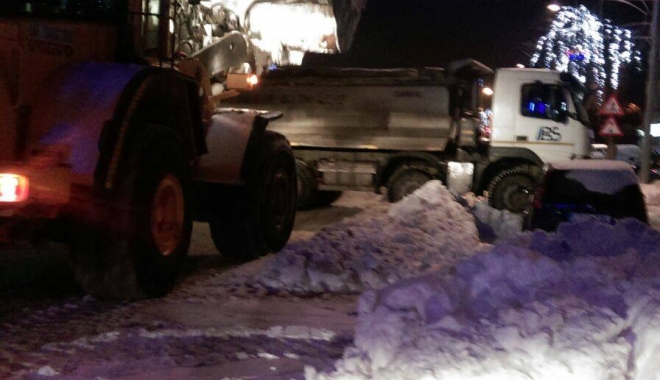 GALERIE FOTO / A început evacuarea și transportul zăpezii din Constanța - ainceputzapada3-1484296460.jpg