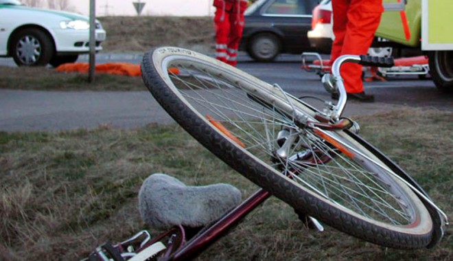 A intrat cu bicicleta într-o mașină - aintratcumasinaintrobicicleta-1405612007.jpg