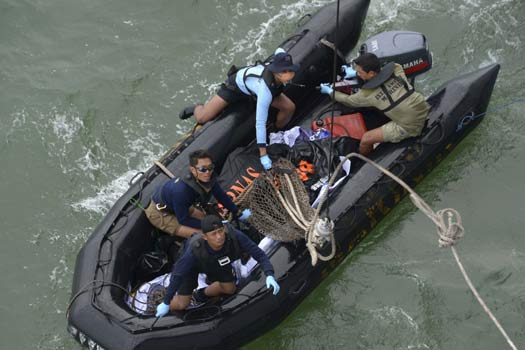 Cadavrul britanicului aflat la bordul avionului AirAsia prăbușit în Marea Java a fost găsit - airasiabody-1424006021.jpg