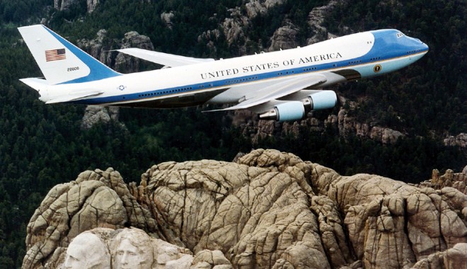 Avion clandestin în spațiul de securitate al Air Force One - airforceone-1336932437.jpg