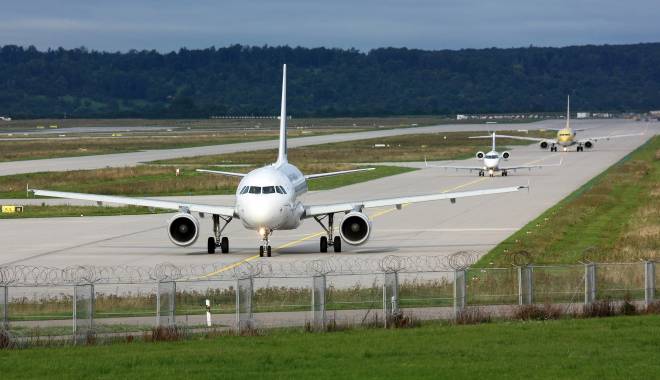 Agenți ai aeroporturilor din Paris au rămas fără legitimație, din cauza comportamentuli îngrijorător - airfrancea319airportlineup-1450112140.jpg
