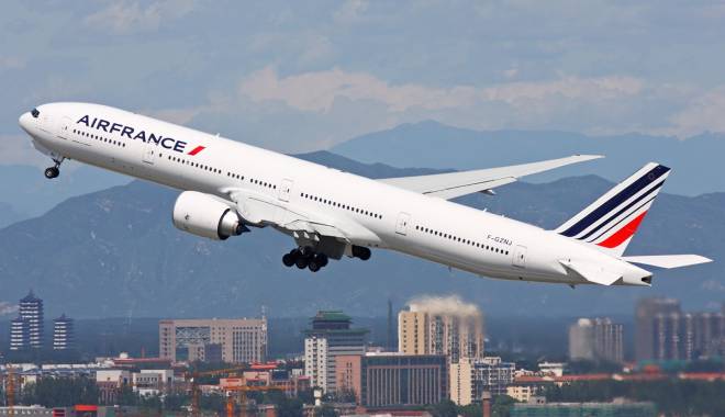 Un Boeing 777 Air France, aterizare de urgență - airfranceboeing777300erzhu1-1433228486.jpg