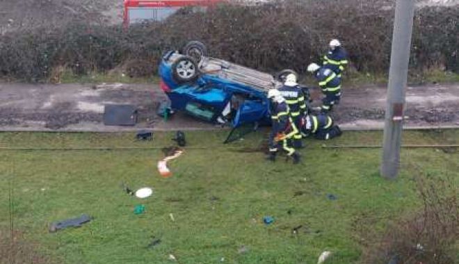 Un autoturism a căzut de pe un pasaj peste liniile de tramvai; o persoană a fost rănită - aisuaradwhatsappimage20230301at0-1677656379.jpeg