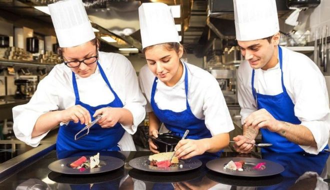 Cursuri de formare profesională pentru bucătar și lucrător comercial, organizate la Constanța