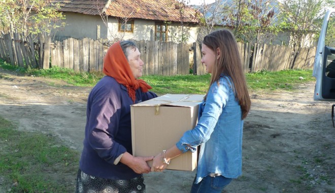 Elevi constănțeni, în sprijinul sinistraților de la Galați - ajutoarelic-1382982644.jpg
