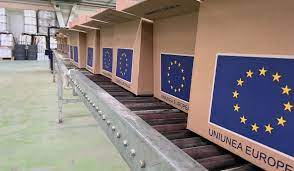 Românii săraci primesc cu lacrimi în ochi ajutoarele de la Uniunea Europeană - ajutor-1671027106.jpg