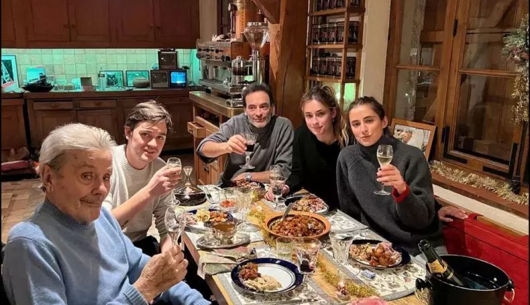 A început "bătălia" pe averea lui Alain Delon. Fiul cel mic își dă în judecată frații