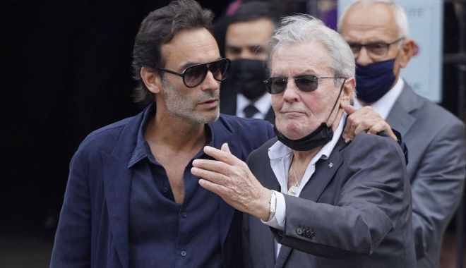 Alain Delon, maltratat de femeia care-l îngrijește. Copiii legendarului actor au depus plângere