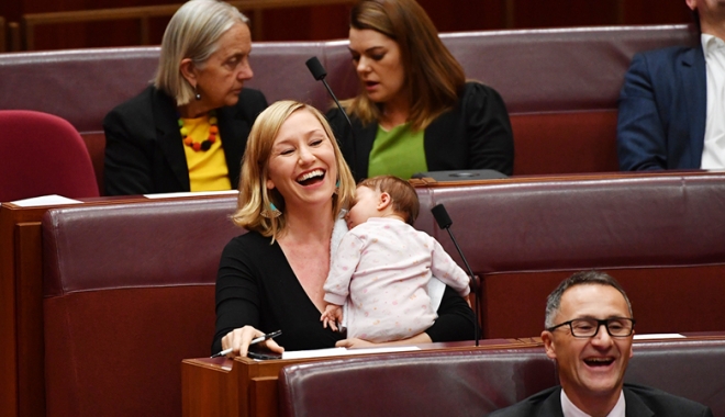 A scris istorie!  O deputată australiană și-a alăptat copilul  în Parlament - alaptare-1494412970.jpg