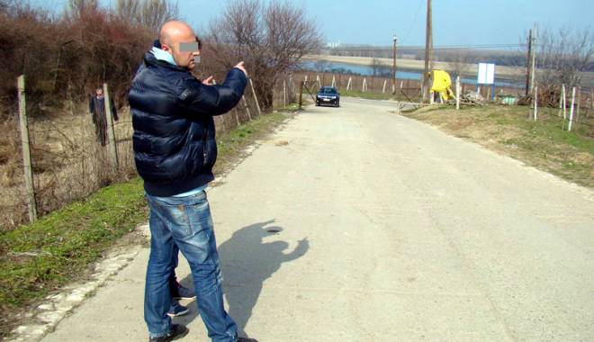 Albanezi care încercau să treacă ilegal granița, surprinși de polițiști - albanezicareincercausatreaca-1425403091.jpg