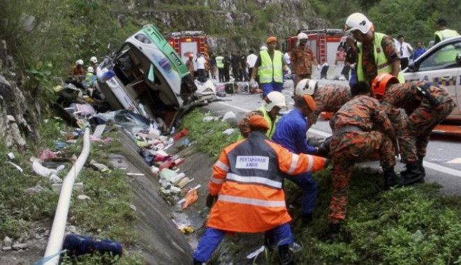 Cel puțin 37 de morți, după răsturnarea unui autocar într-o prăpastie - albertmalaysiabus312219f-1377179090.jpg