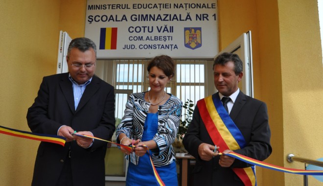 Primarul Gheorghe Moldovan a inaugurat noua școală din satul Cotu Văii - albesti-1379353031.jpg