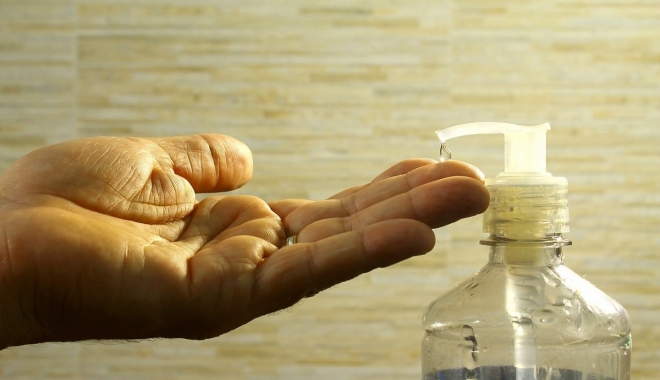 DEZVĂLUIRI INCREDIBILE DESPRE TRASEUL ȘPĂGII ÎN SPITALE. O parte din bani la manageri, alta la partidele care i-au numit - alcoholgel8182541280-1464246351.jpg