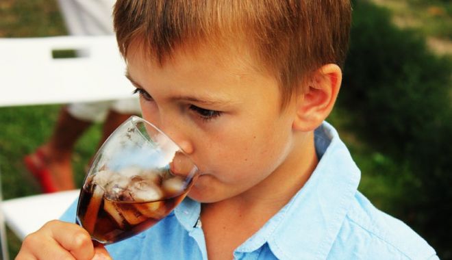 Specialiștii atrag atenția! Adolescenții români sunt peste media europeană la consumul de alcool