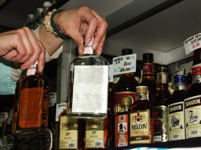 DSVSA / Nu s-a găsit metanol în băuturile din depozitele constănțene - alcool0-1348558394.jpg