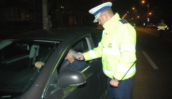 Constănțeni băuți s-au urcat la volan. Unul a intrat într-un stâlp pe Aurel Vlaicu