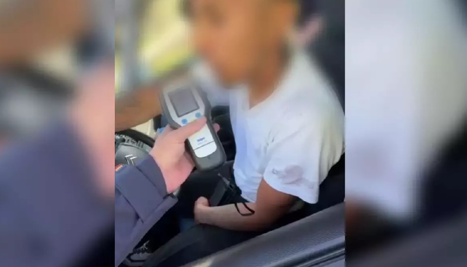 Șofer cu permis de câteva luni, prins beat la volan cu trei copii și partenera în mașină