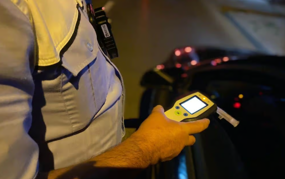 Doi șoferi depistați băuți la volan în timpul nopții pe litoral - alcooltest-1-mai-1777709704.webp