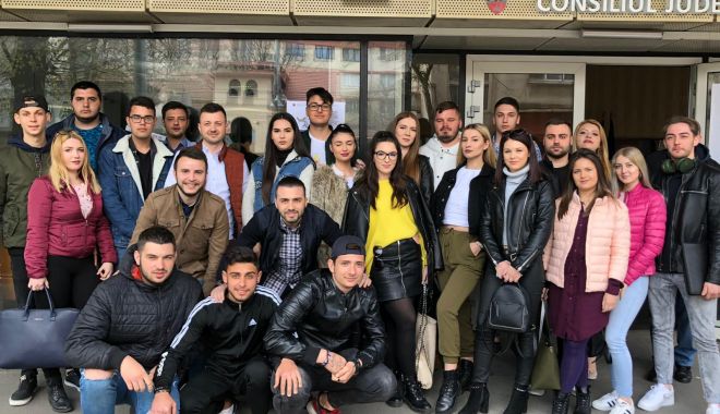 Ziua Mondială a Teatrului, sărbătorită de tinerii din ALDE Constanța - aldeziuateatrului-1553758514.jpg