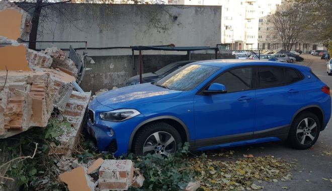 Un zid dărâmat a căzut peste mașini, în zona Spitalului de Boli Infecțioase. 