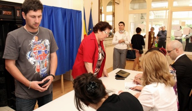 Fraudă la Referendumul din 29 iulie: peste 50 de mii de persoane au votat de mai multe ori. Vezi aici câte voturi multiple au fost - alegatorireferendum-1348680950.jpg