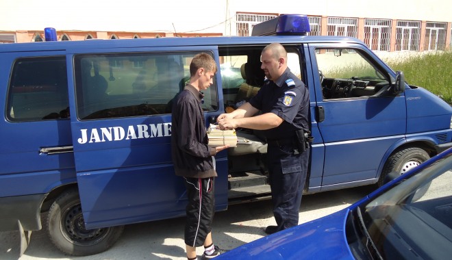 Peste 50.000 de polițiști și jandarmi participă la activitățile legate de alegerile parlamentare - alegeri-1352797833.jpg