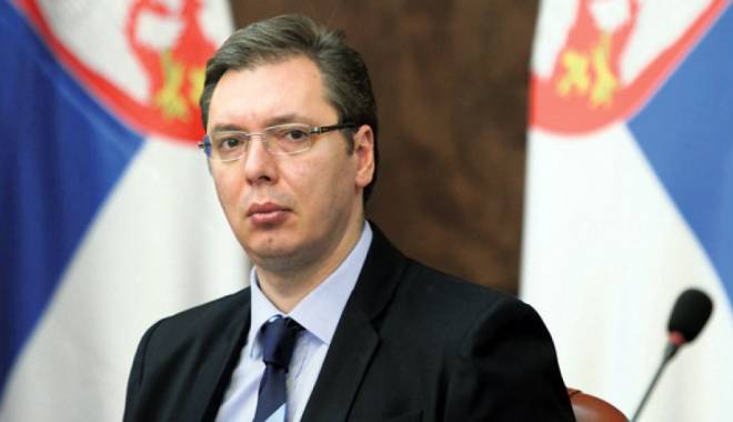 Premierul sârb, lovit în cap de o piatră, în timpul comemorării masacrului de la Srebrenica - aleksandarvucic-1436617694.jpg